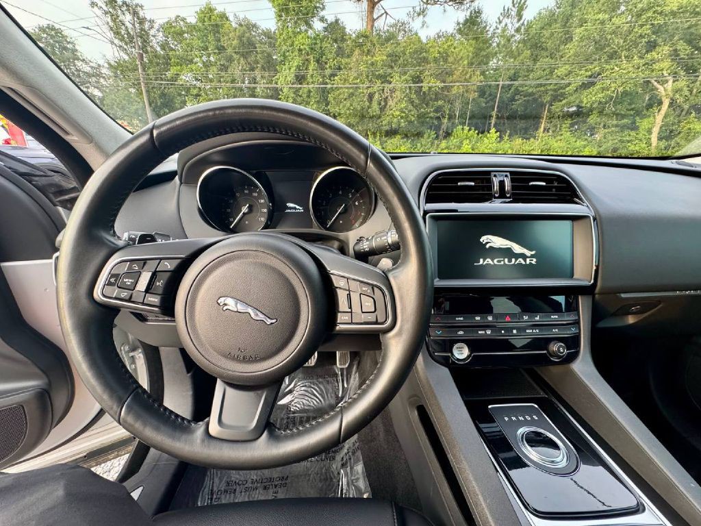 2019 Jaguar F-PACE Image 15