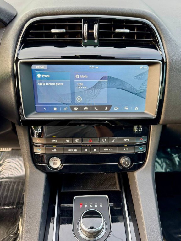 2019 Jaguar F-PACE Image 16