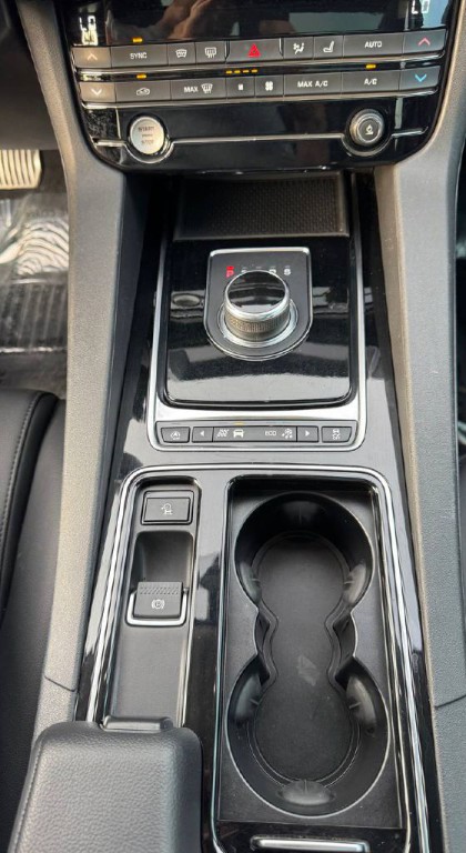 2019 Jaguar F-PACE Image 17