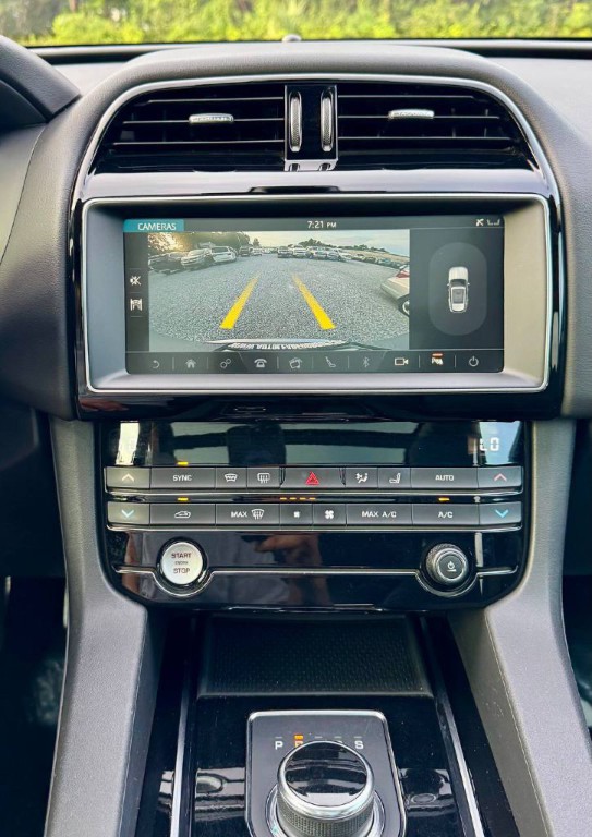 2019 Jaguar F-PACE Image 18