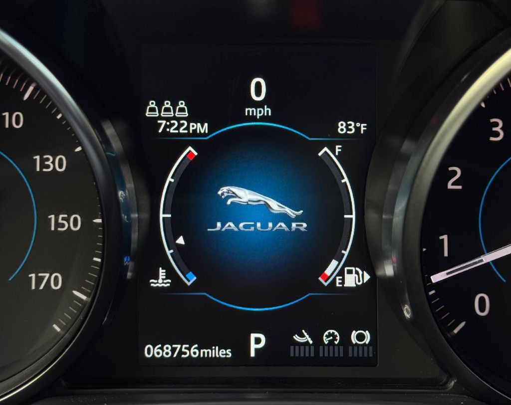 2019 Jaguar F-PACE Image 19