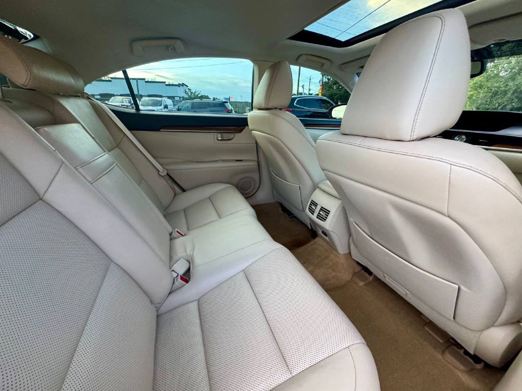 2013 Lexus ES Image 12