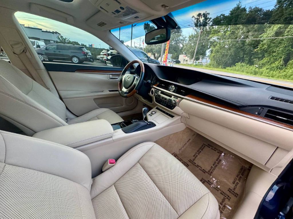 2013 Lexus ES Image 13