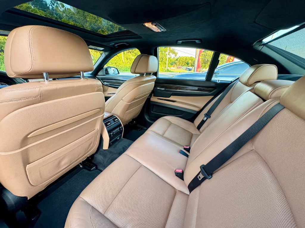2015 BMW 7 Series Image 9