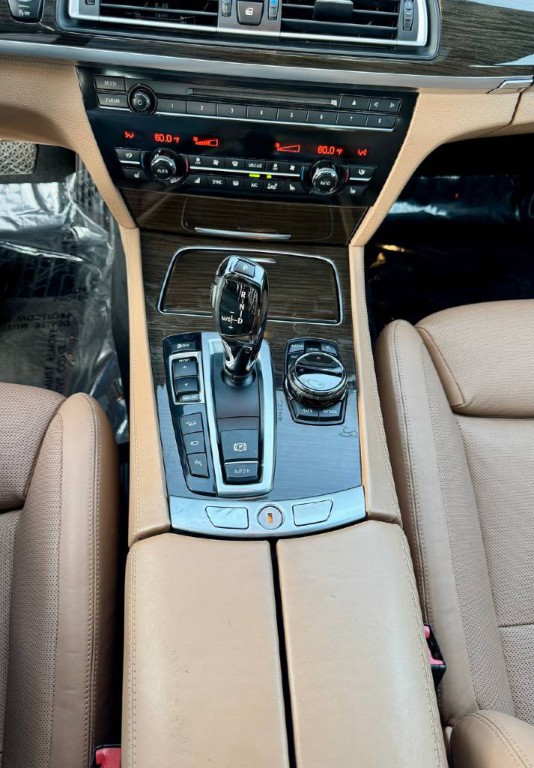 2015 BMW 7 Series Image 17
