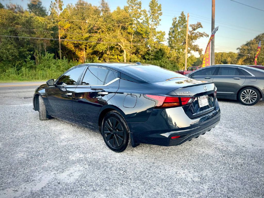 2022 Nissan Altima Image 2