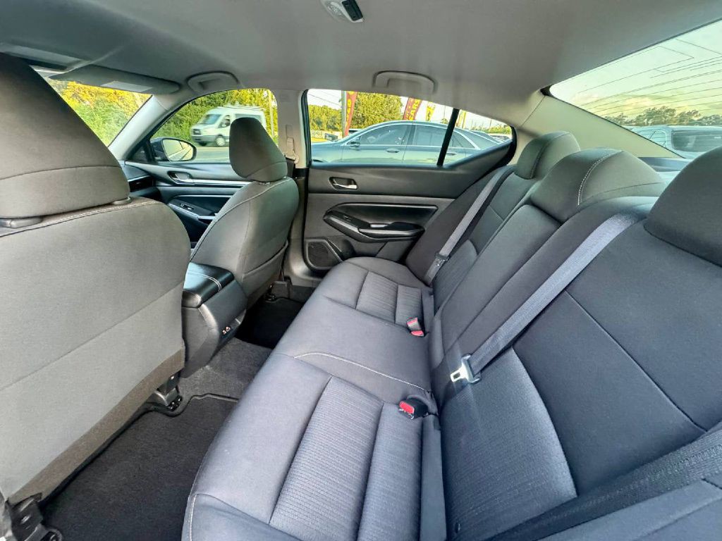 2022 Nissan Altima Image 10