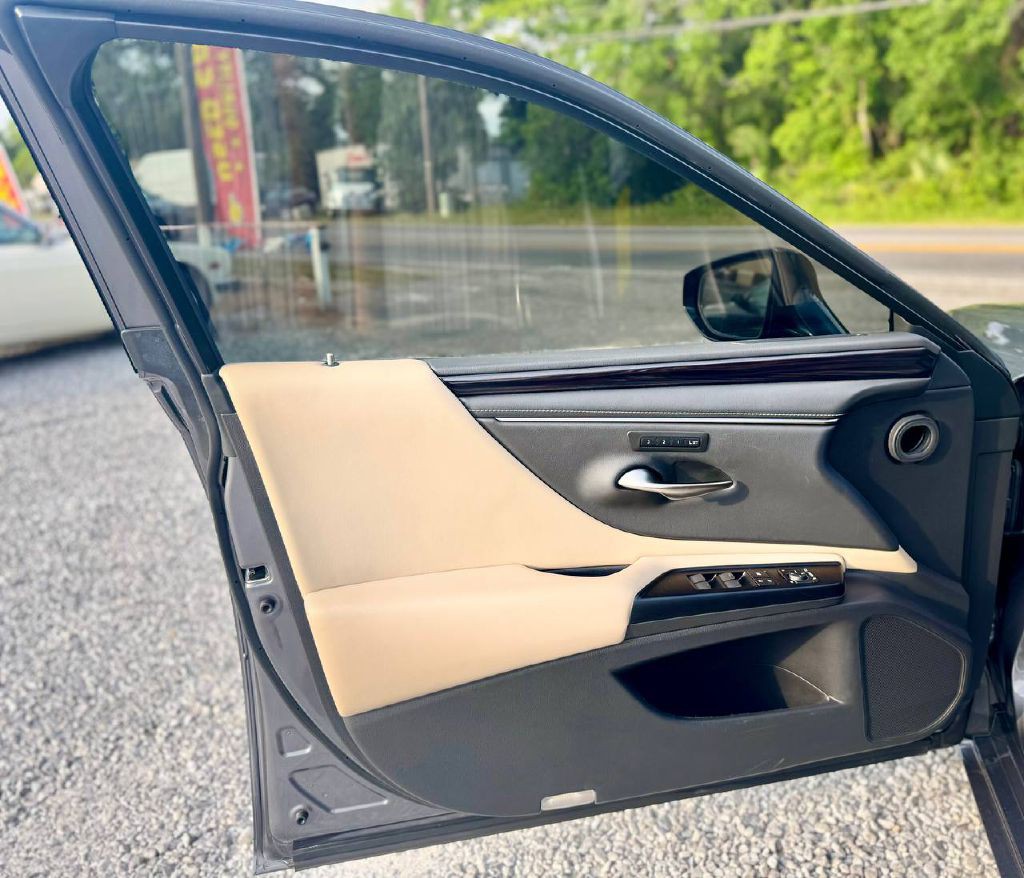 2020 Lexus ES Image 7