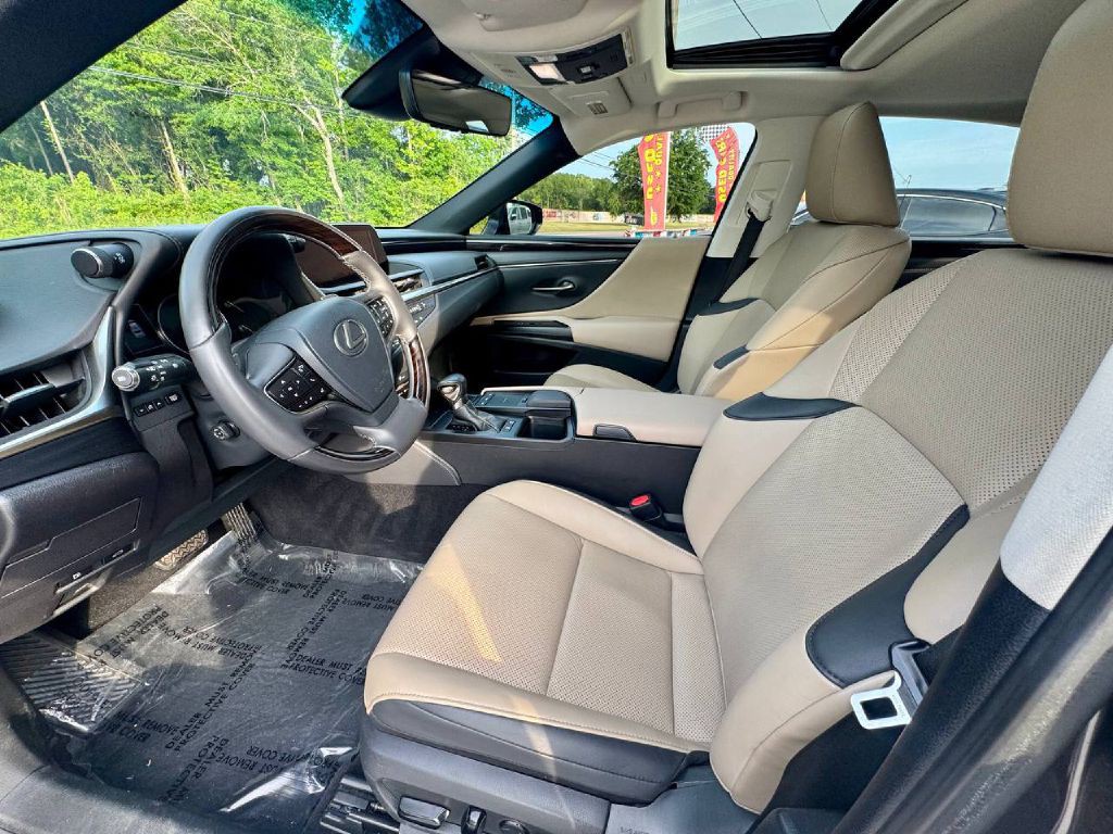 2020 Lexus ES Image 8