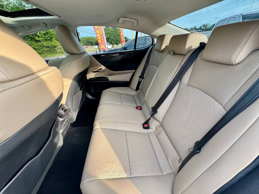 2020 Lexus ES Image 9