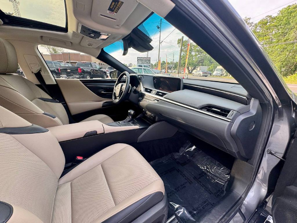 2020 Lexus ES Image 12