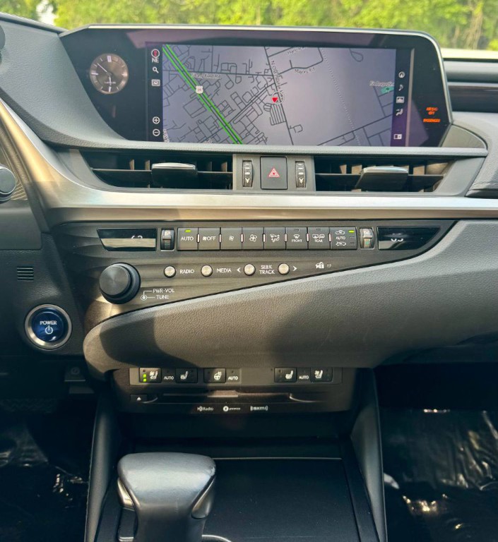 2020 Lexus ES Image 16
