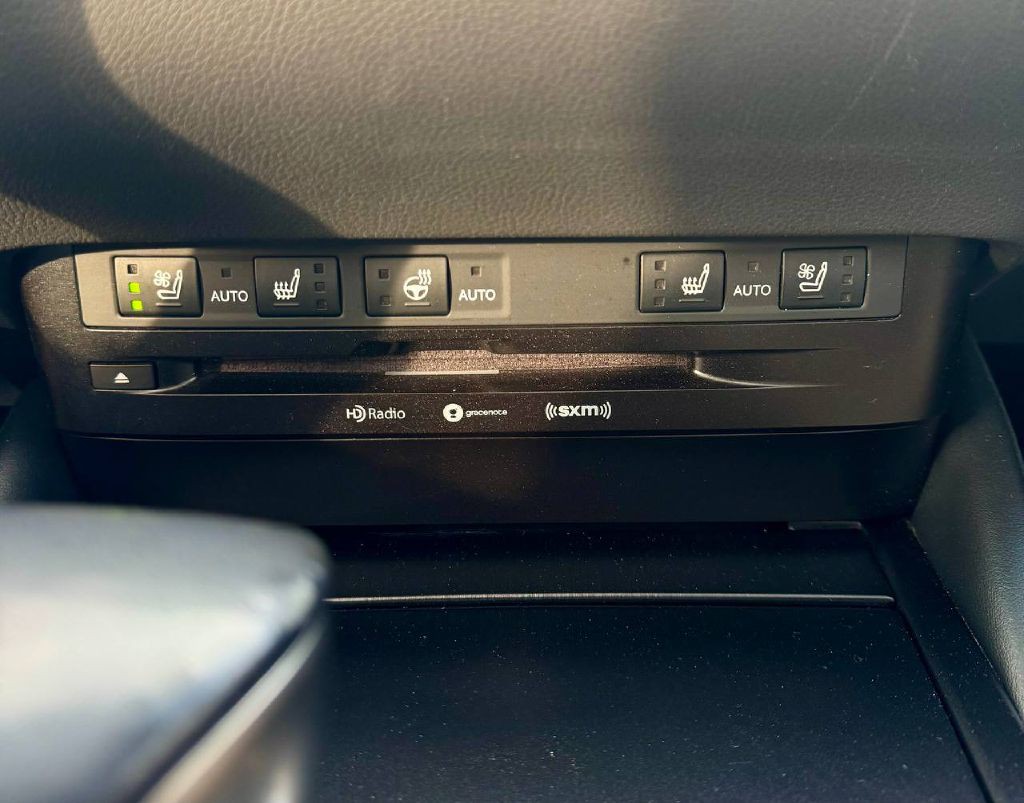 2020 Lexus ES Image 18
