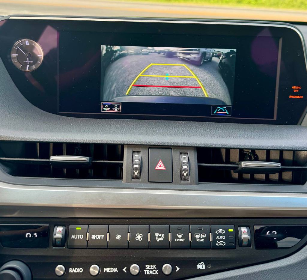 2020 Lexus ES Image 19