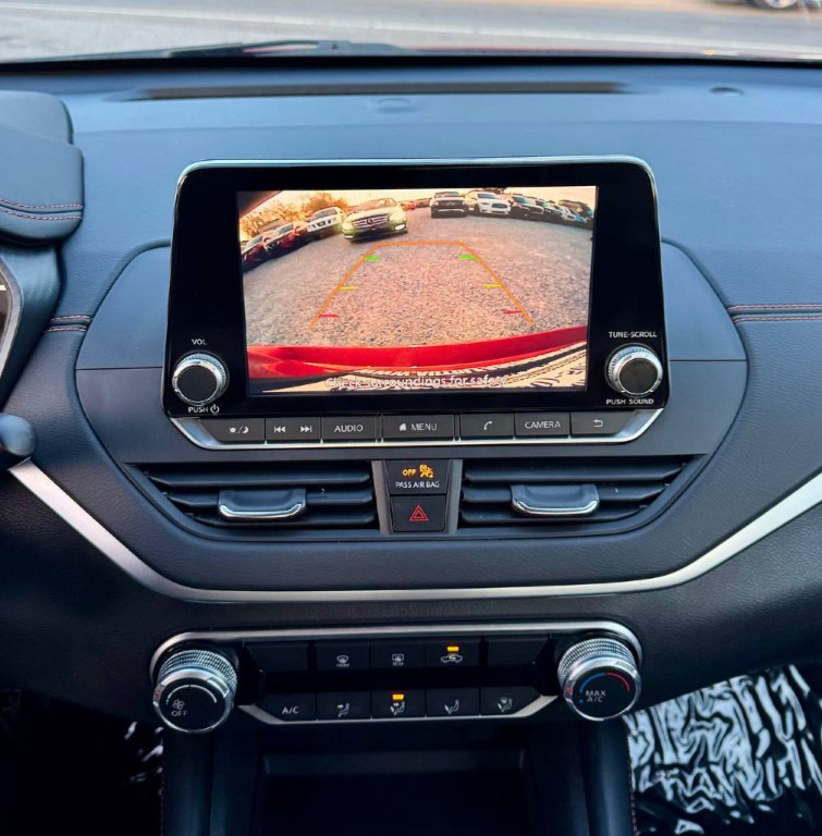 2021 Nissan Altima Image 17