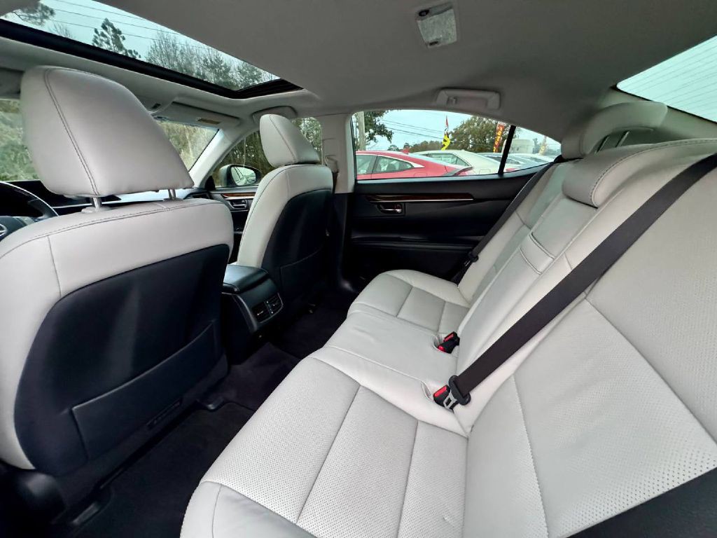 2015 Lexus ES Image 9