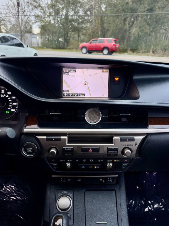 2015 Lexus ES Image 16