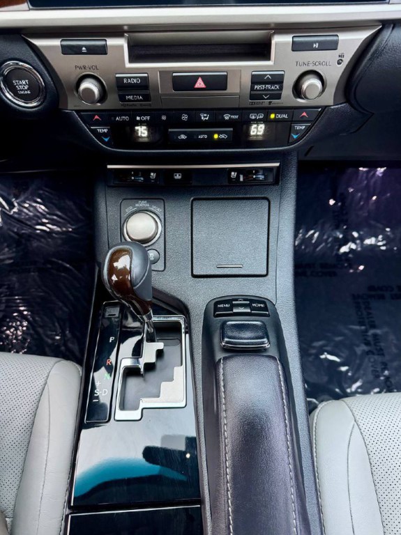 2015 Lexus ES Image 17