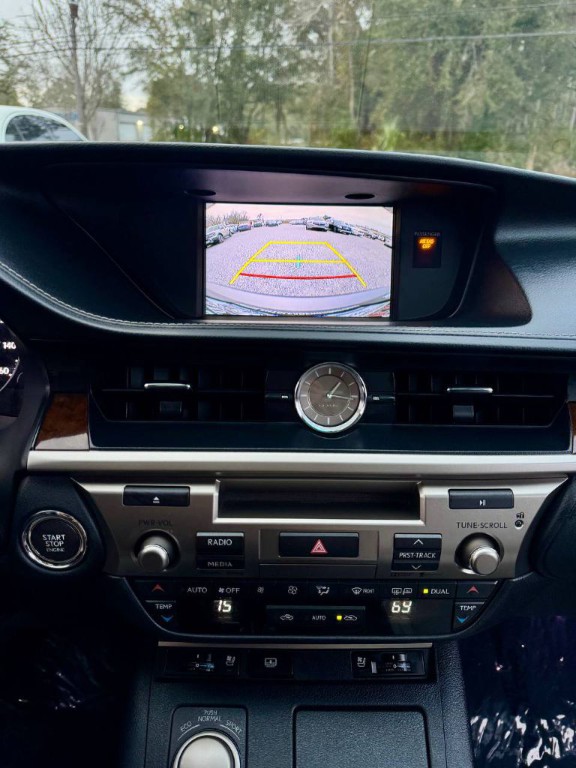 2015 Lexus ES Image 18