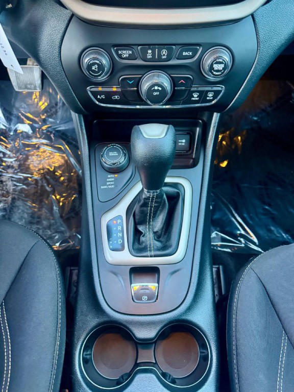 2016 Jeep Cherokee Image 16