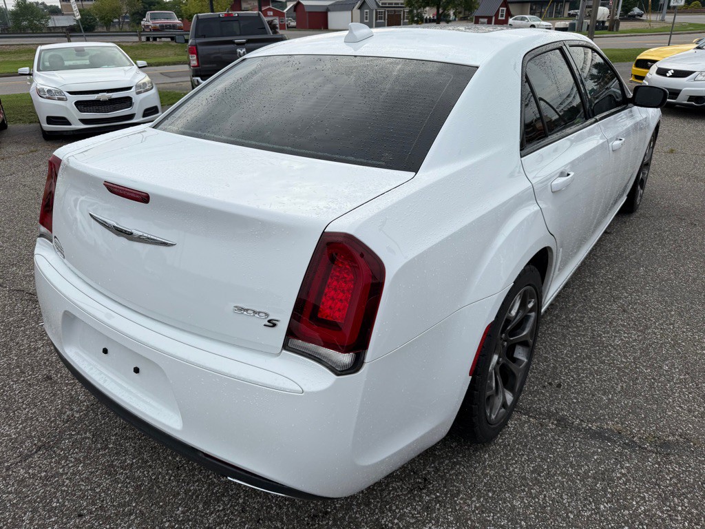 2015 Chrysler 300 Image 8