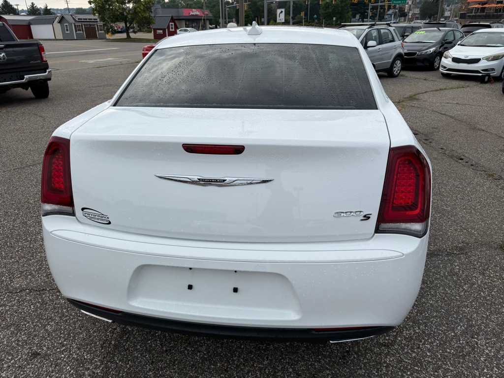 2015 Chrysler 300 Image 9