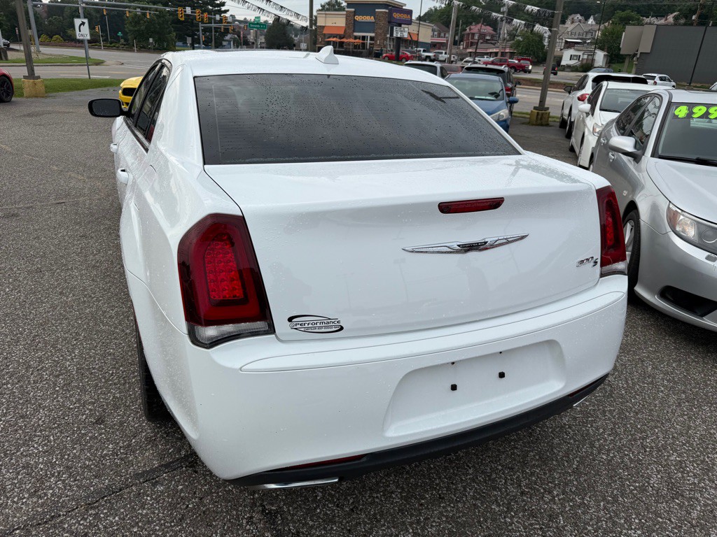 2015 Chrysler 300 Image 10
