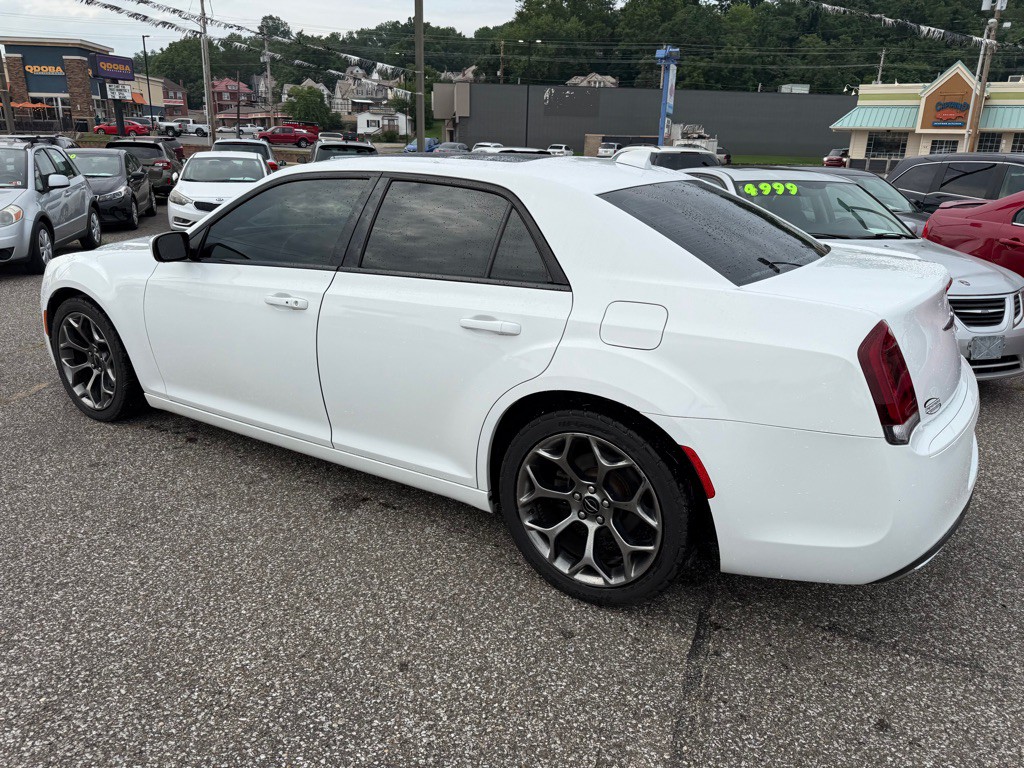 2015 Chrysler 300 Image 12