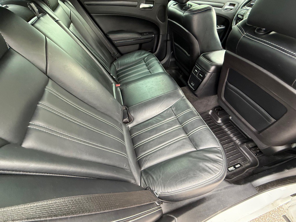 2015 Chrysler 300 Image 17