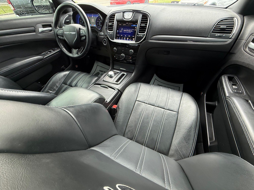 2015 Chrysler 300 Image 18