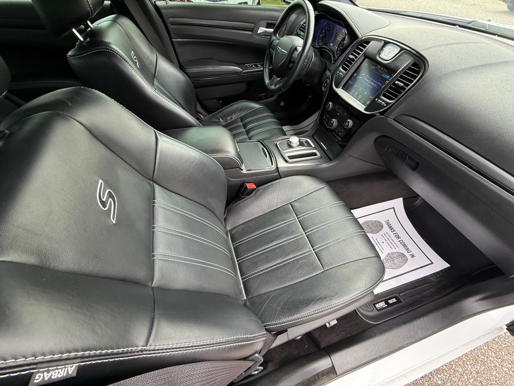 2015 Chrysler 300 Image 19