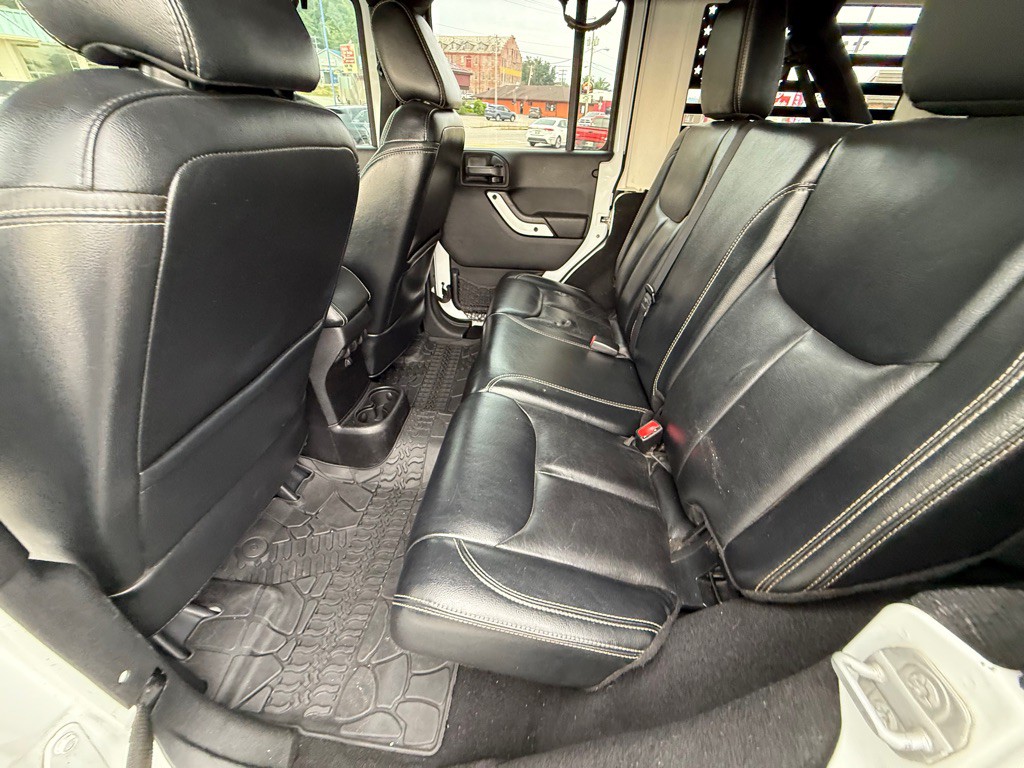 2015 Chrysler 300 Image 22