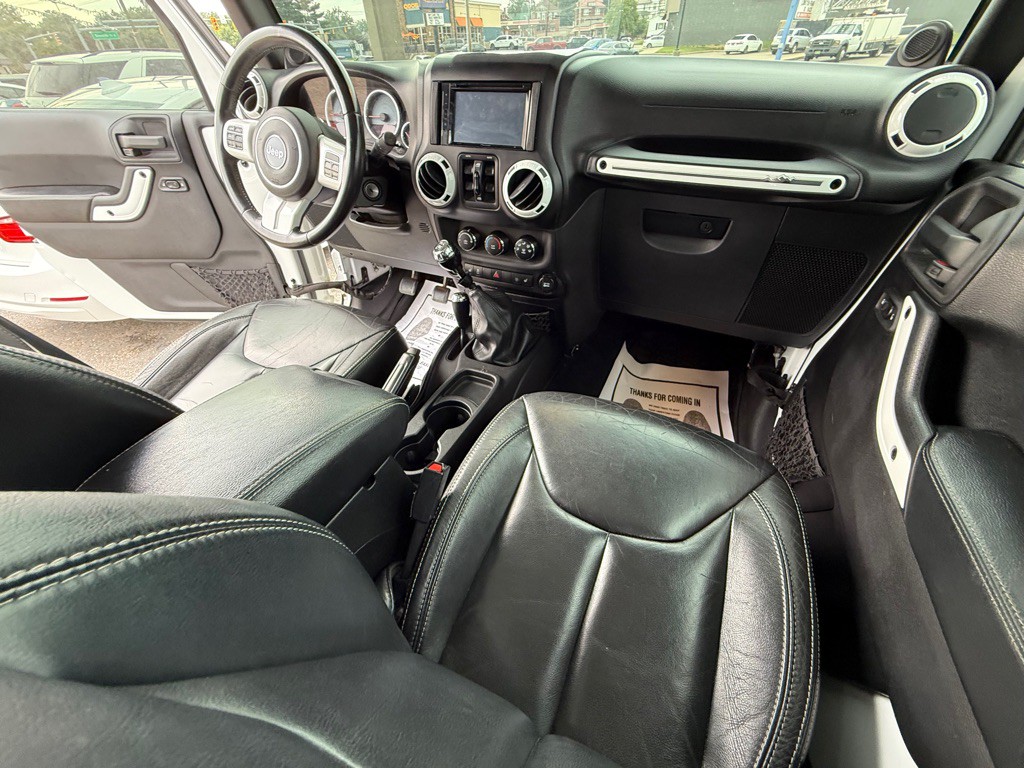 2015 Chrysler 300 Image 25
