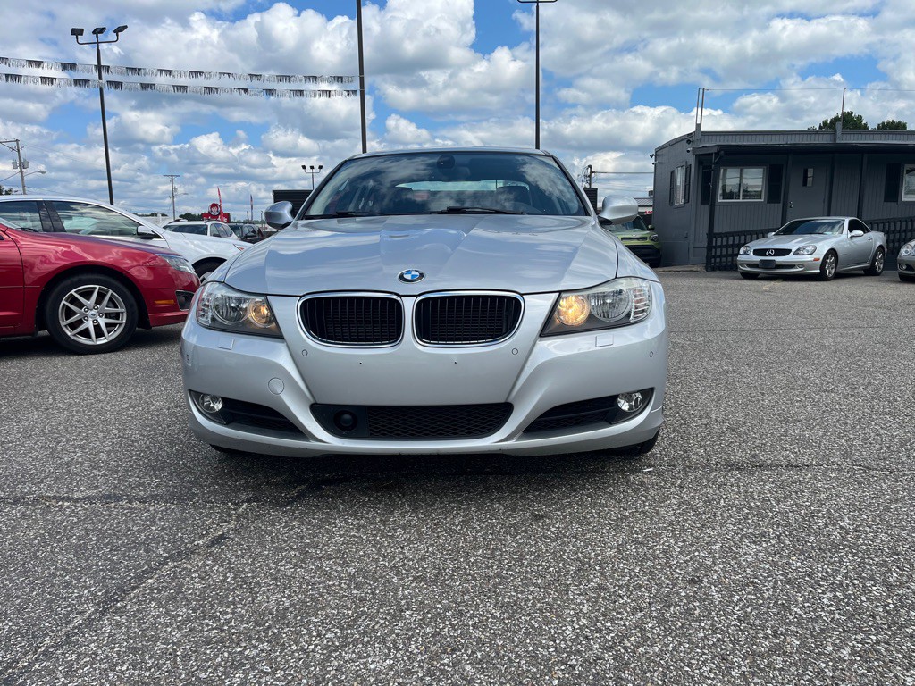 2011 BMW 3 Series Image 3