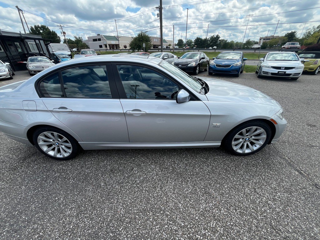 2011 BMW 3 Series Image 7