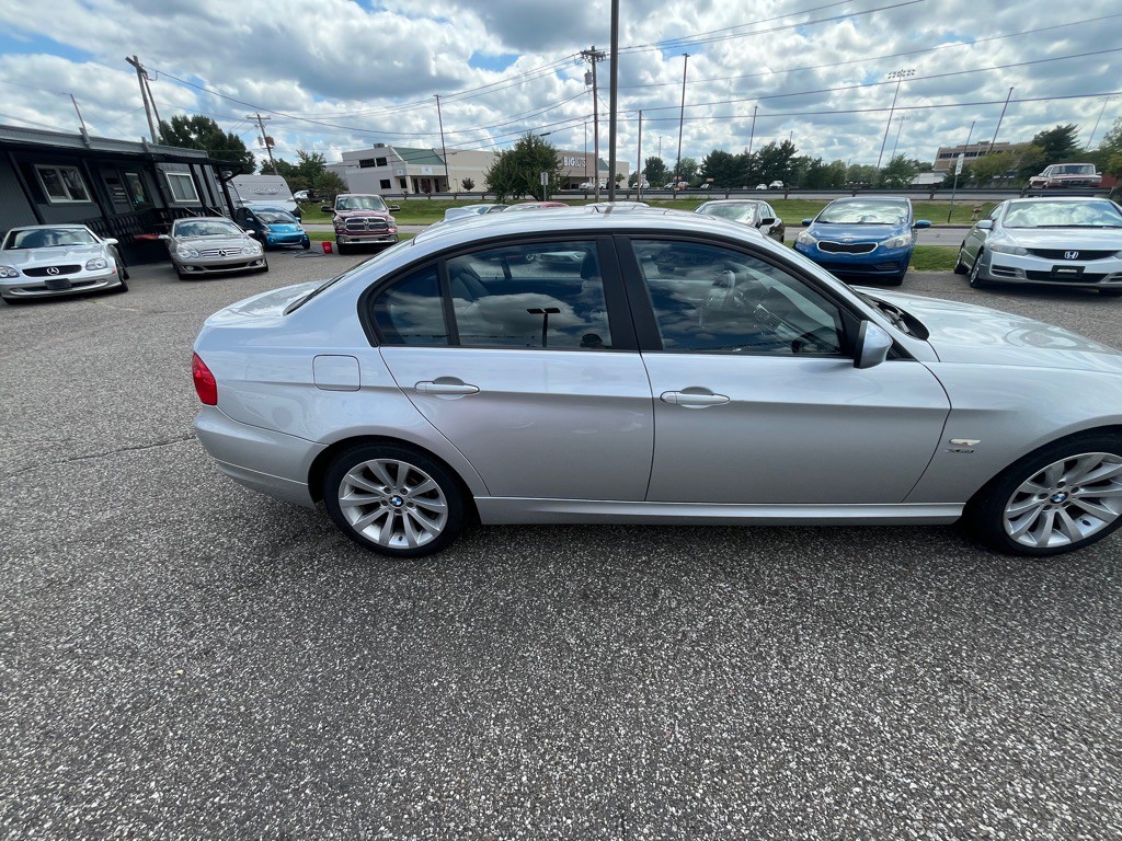 2011 BMW 3 Series Image 8