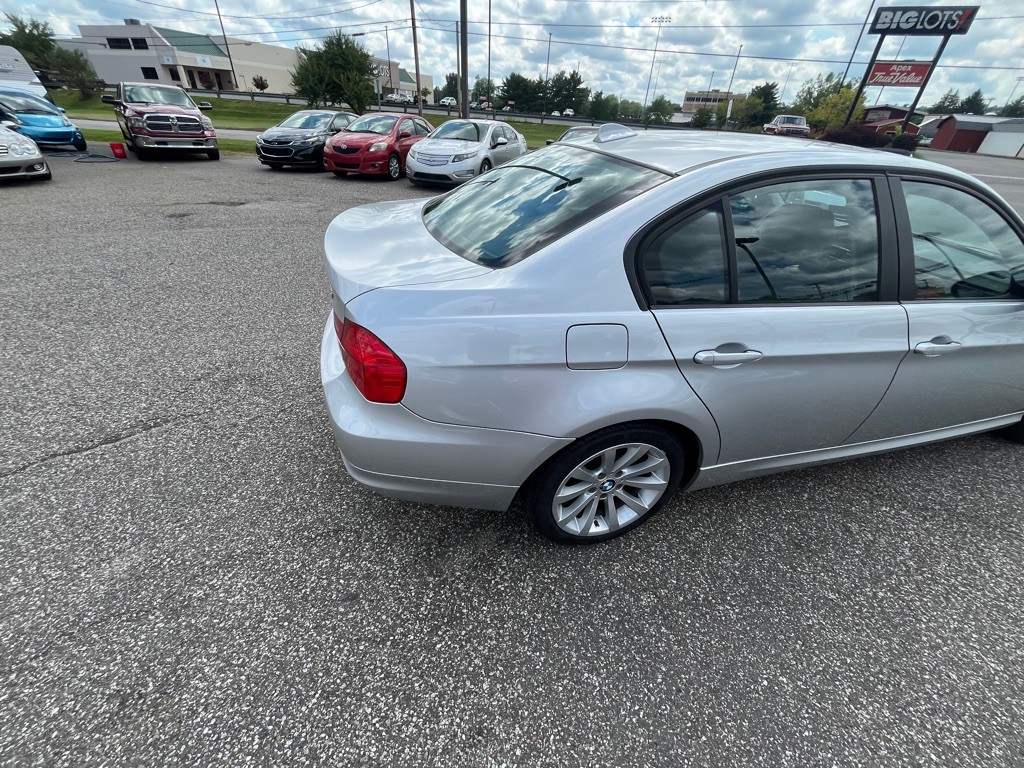 2011 BMW 3 Series Image 9