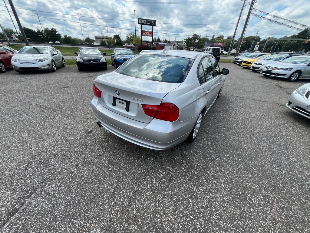 2011 BMW 3 Series Image 10