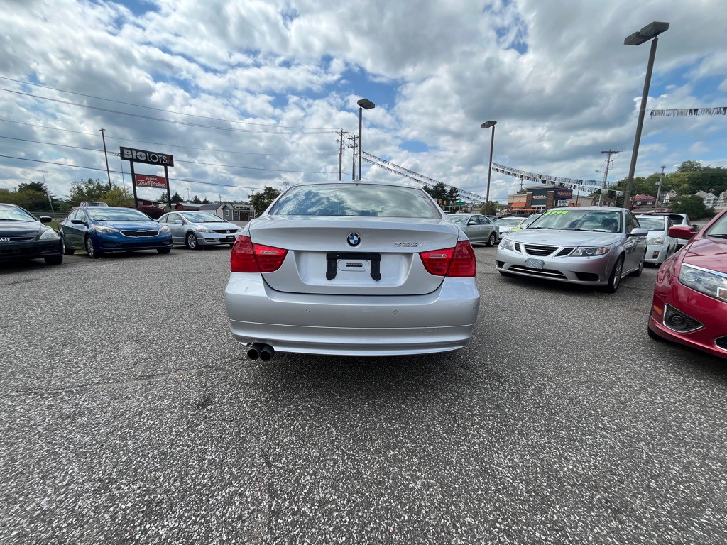 2011 BMW 3 Series Image 11