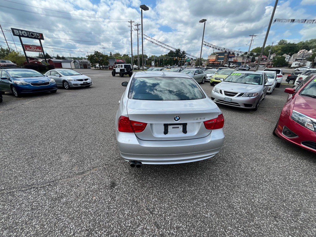2011 BMW 3 Series Image 12