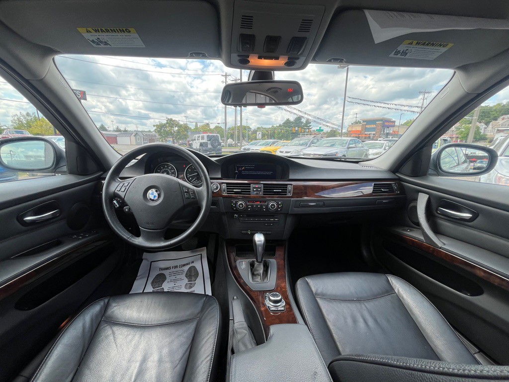2011 BMW 3 Series Image 19