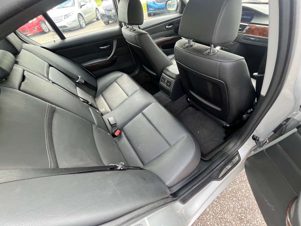 2011 BMW 3 Series Image 21