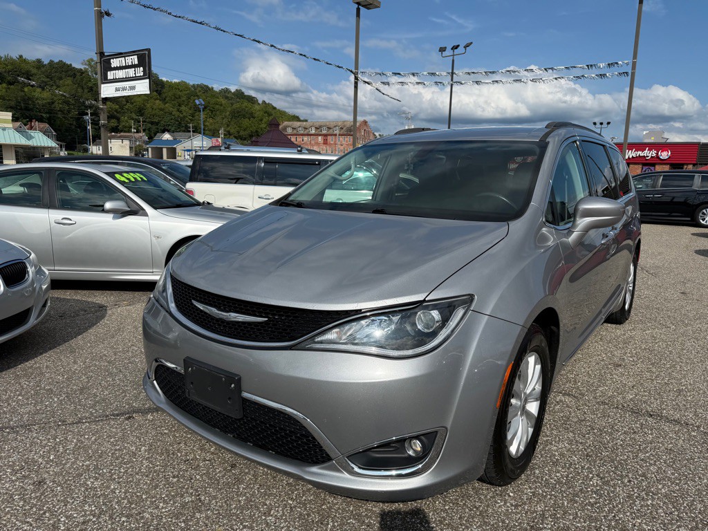 2017 Chrysler Pacifica Image 3