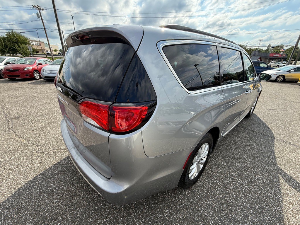 2017 Chrysler Pacifica Image 6