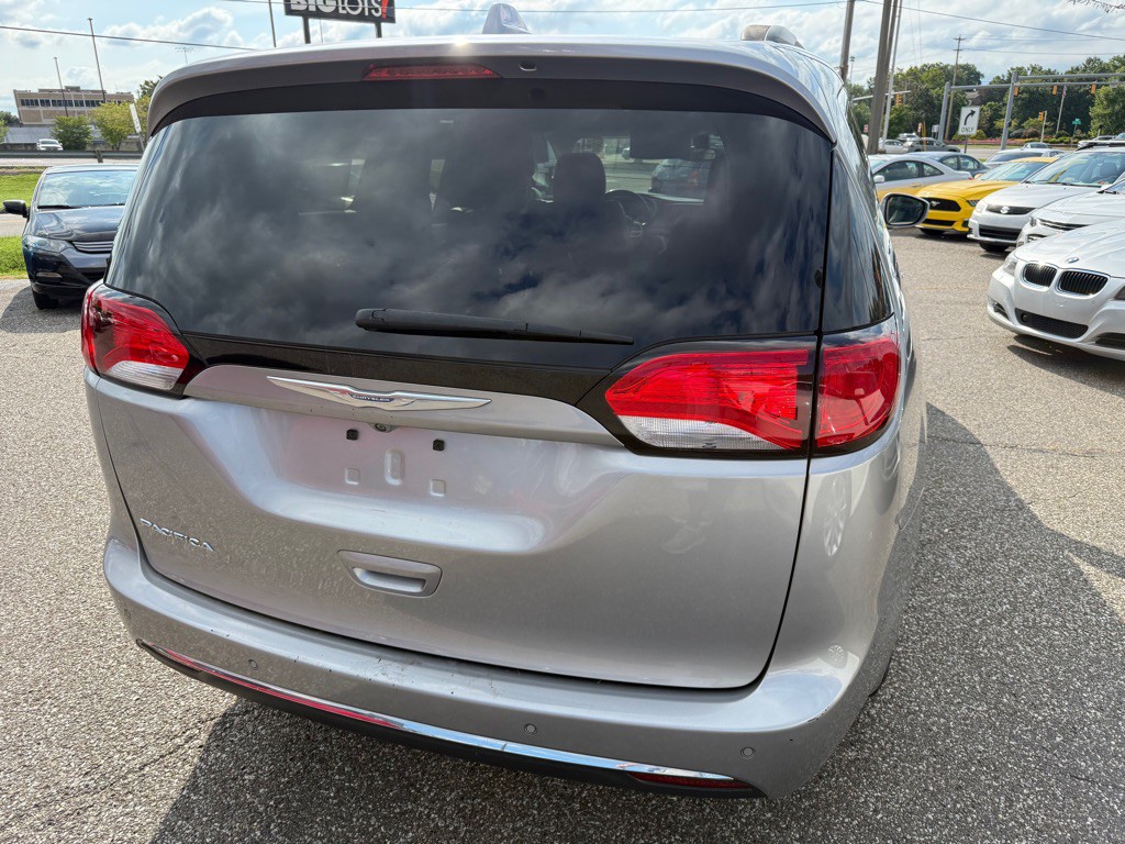 2017 Chrysler Pacifica Image 7