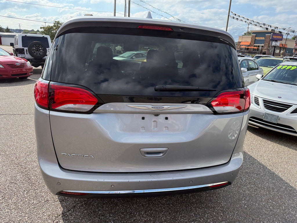 2017 Chrysler Pacifica Image 8
