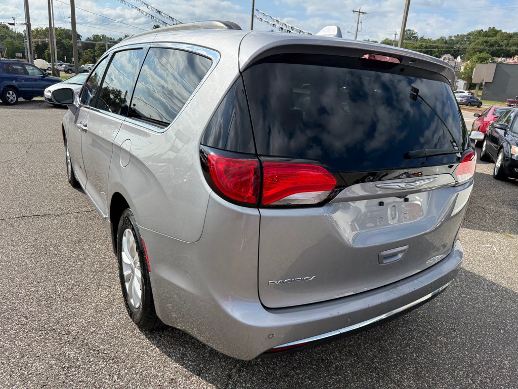 2017 Chrysler Pacifica Image 9