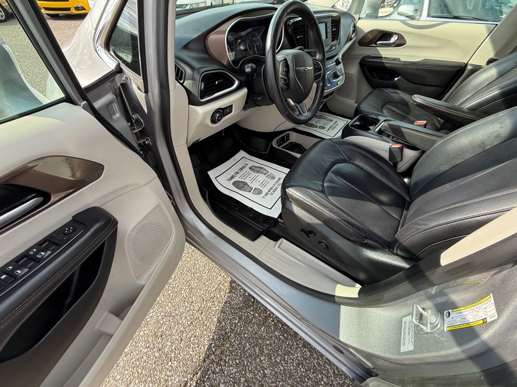 2017 Chrysler Pacifica Image 13
