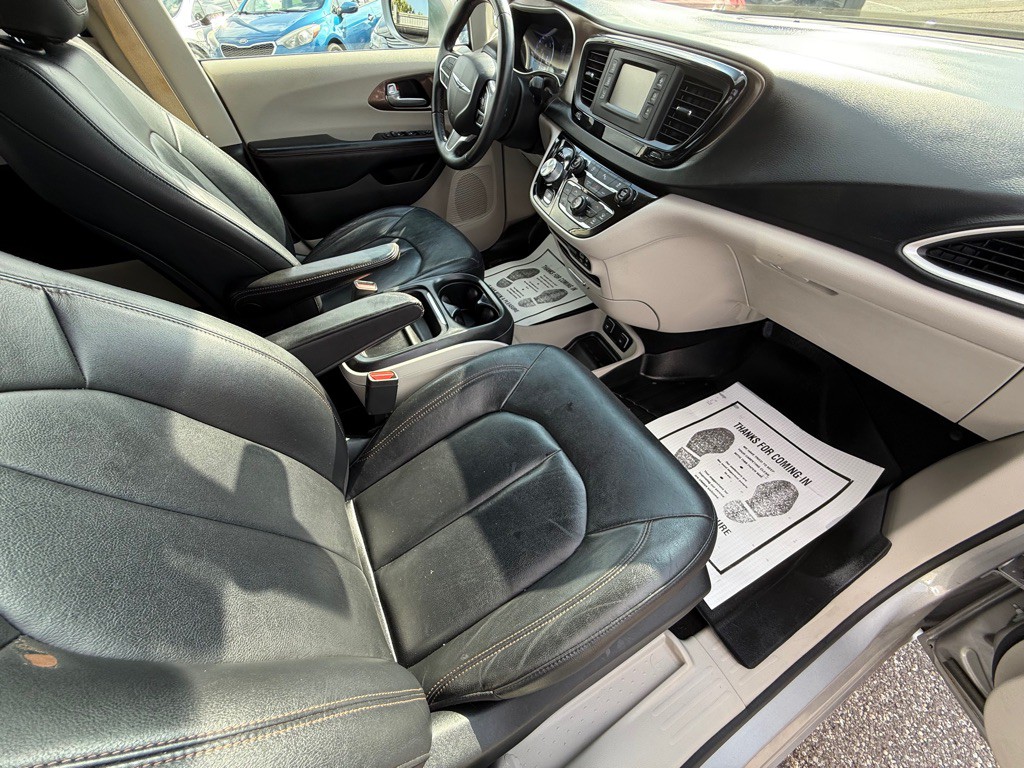 2017 Chrysler Pacifica Image 22