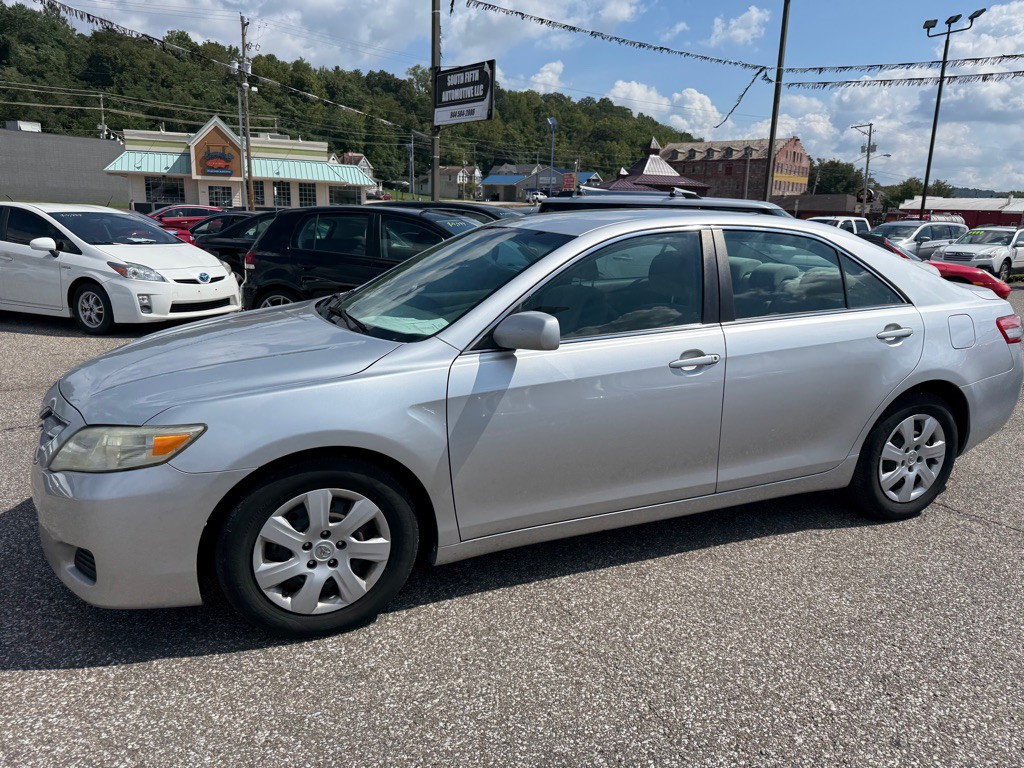 2010 Toyota Camry Image 1